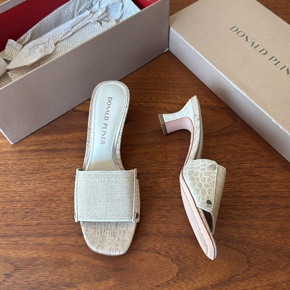 new Donald Pliner “Kelzaje” Kitten Heel Slip-On Sandals Beige size 6 - Picture 3 of 9
